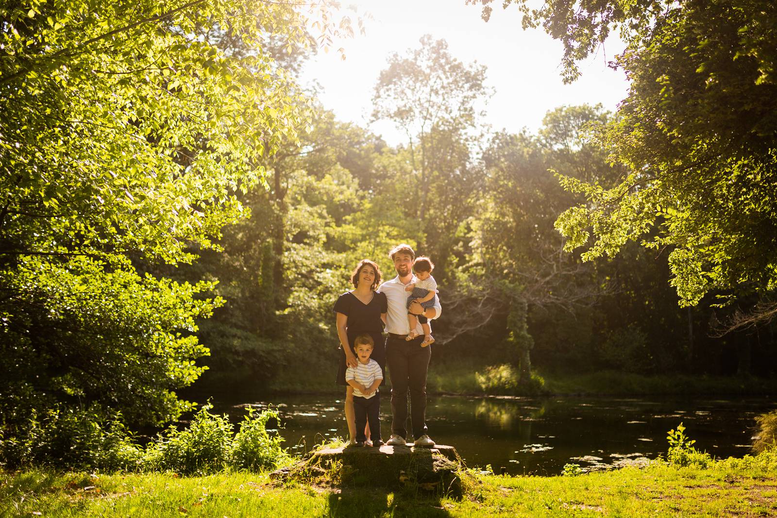 Des photos de famille joyeuses et naturelles au Parc Majolan de Blanquefort pour le premier anniversaire de la dernière. Alexandre Roschewitz Photographies