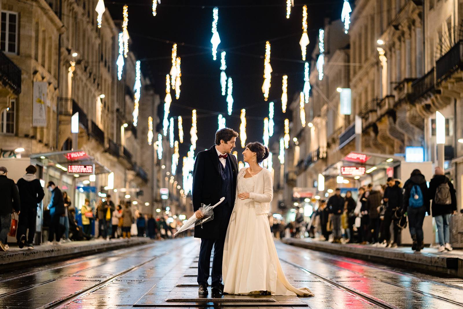 L'aperçu du mariage d'hiver, en décembre, de I+R à Bordeaux centre, à la Mairie de Caudéran puis à la Grande Poste. Alexandre Roschewitz Photographe.