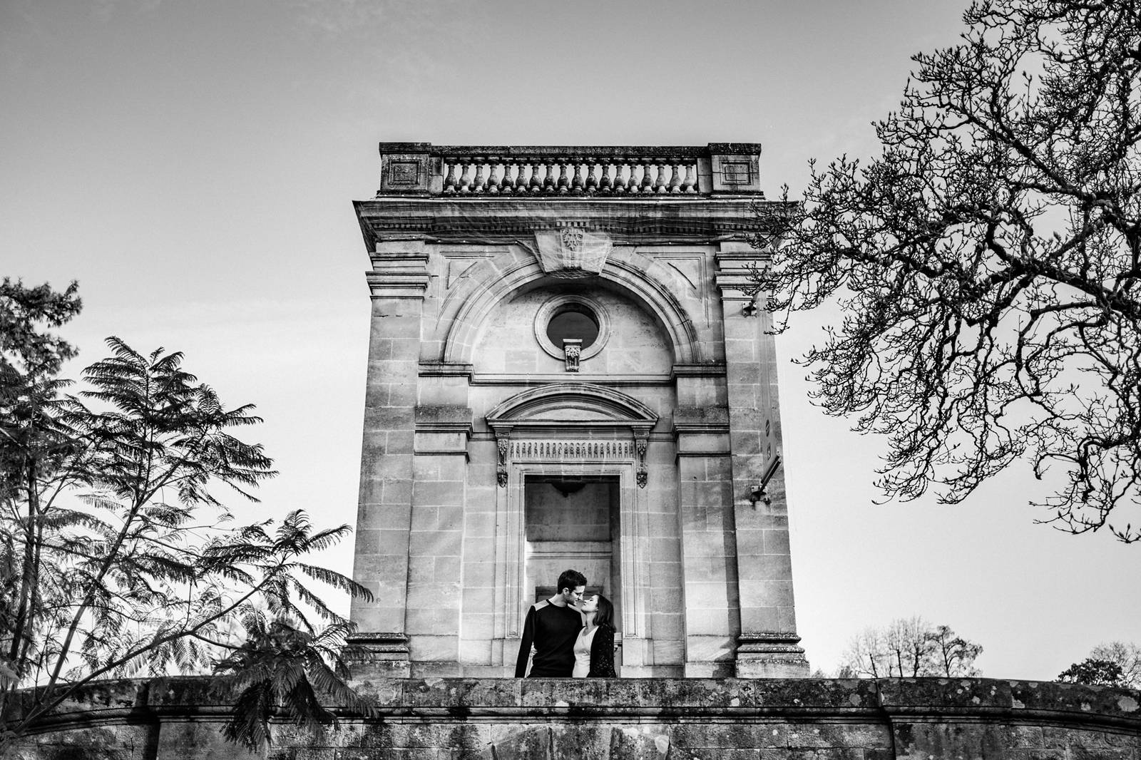 3 ans après leur mariage, la séance photo de couple de Soline et Quentin à Bordeaux centre. Des photos naturelles, intimes et créatives. Alexandre Roschewitz