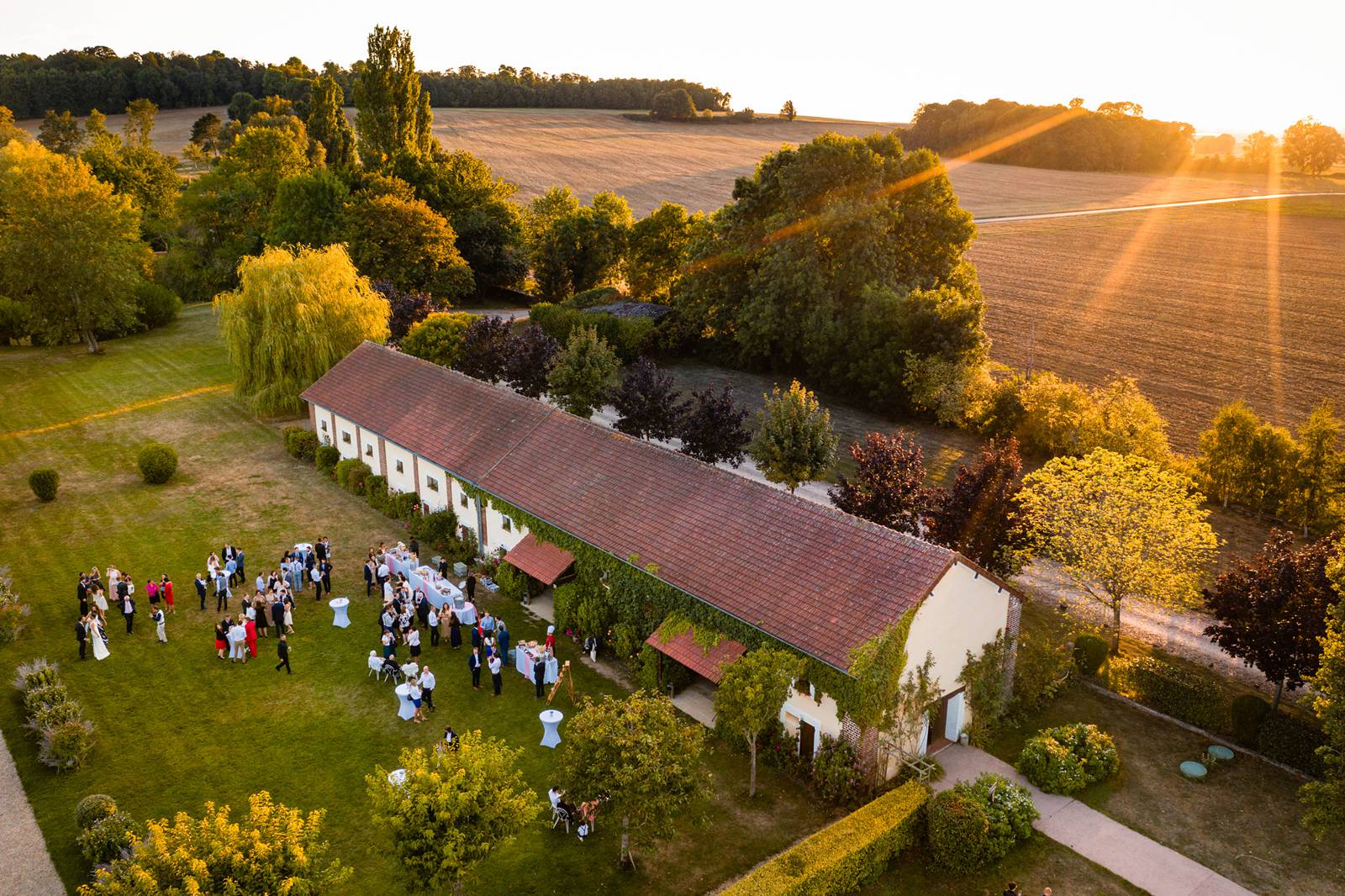Le reportage mariage religieux à Gasny en Normandie de C+Q puis à La Grange de Fontenay, avec drone et Fumigène ! Alexandre Roschewitz Photographe Mariage.