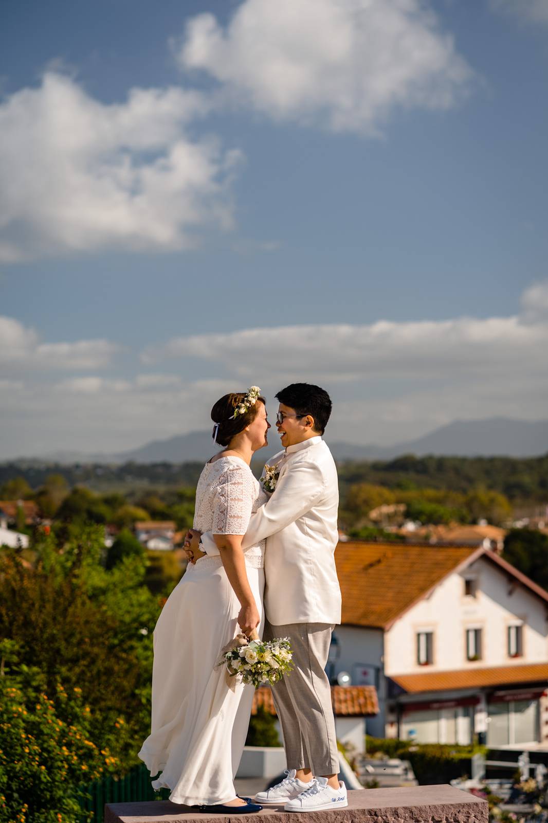 Le reportage mariage laïque franco-philippin de M+J à Bidart puis de la cérémonie Laïque à la Ferme Inharria au Pays Basque.