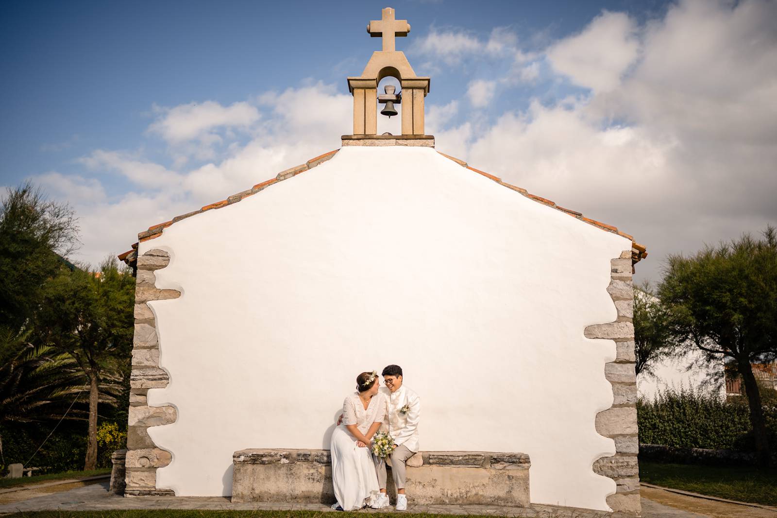 Le reportage mariage laïque franco-philippin de M+J à Bidart puis de la cérémonie Laïque à la Ferme Inharria au Pays Basque.