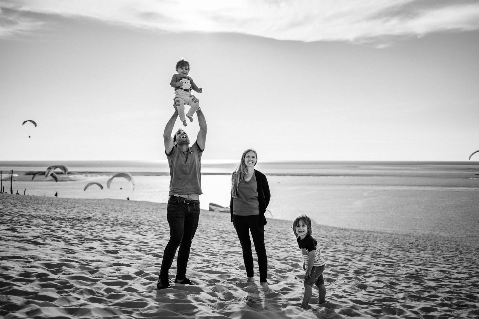 Les photos de famille de Céline, Michel et leurs deux enfants sur la Dune du Pilat, côté Plage Robinson, sur le Bassin d'Arcachon. Une séance fun et naturelle !