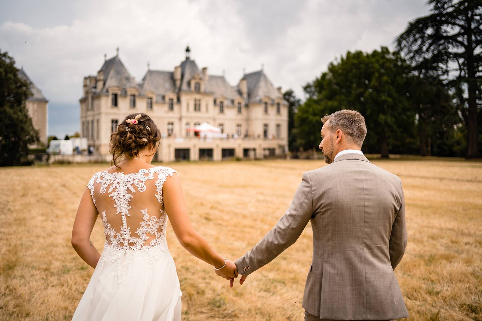 Le teaser du reportage photo de mariage religieux d'Alyssa et Louis au Château de Vair, à Ingrandes et à Montjean-sur-Loire. Photographe mariage Maine et Loire.