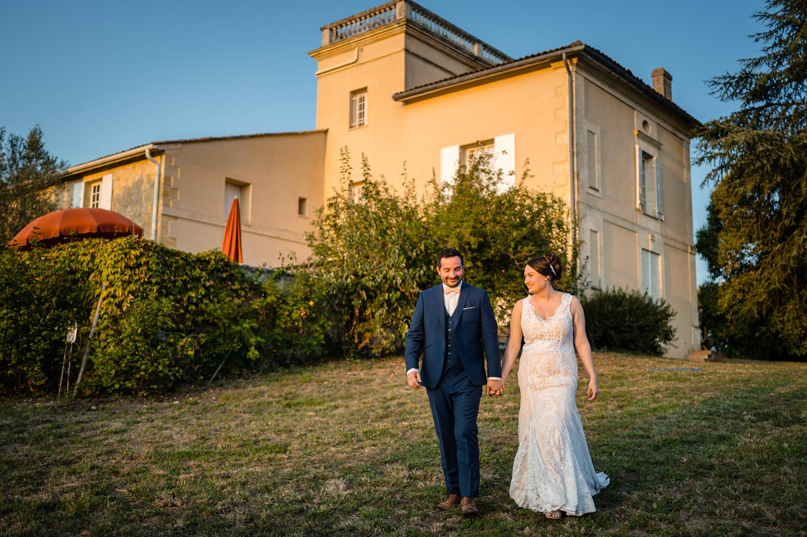 Le teaser du reportage photo de mariage religieux d'Alexiane et Antoine à Castillon-La-Bataille, à l'Eglise Saint-Symphorien, puis au Domaine de Millanges.