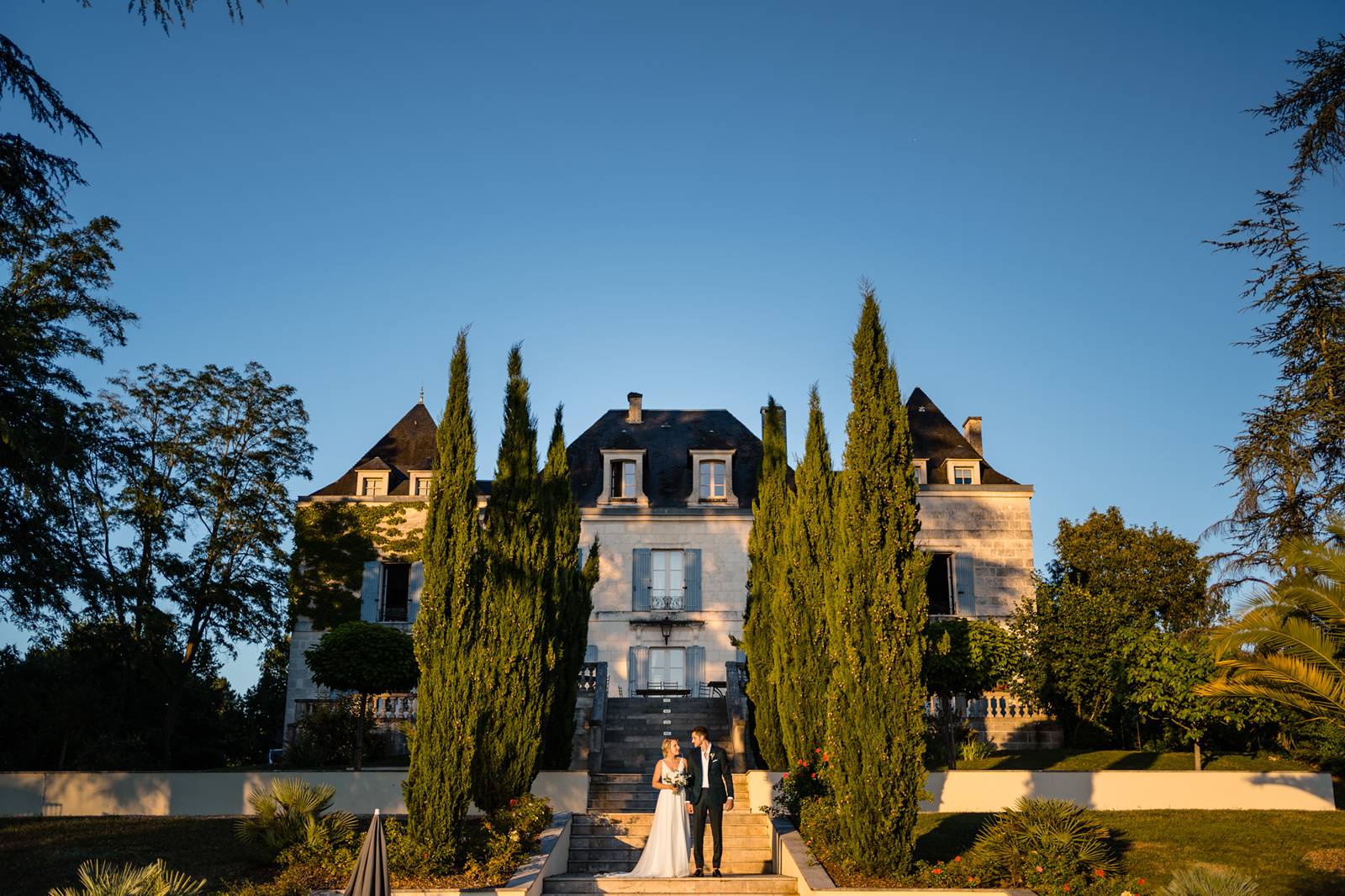 Photos du mariage civil de C+PQ à la Mairie de Bordeaux et du mariage laïque au Domaine de La Fauconnie en Dordogne. Un mariage haut de gamme en Dordogne.