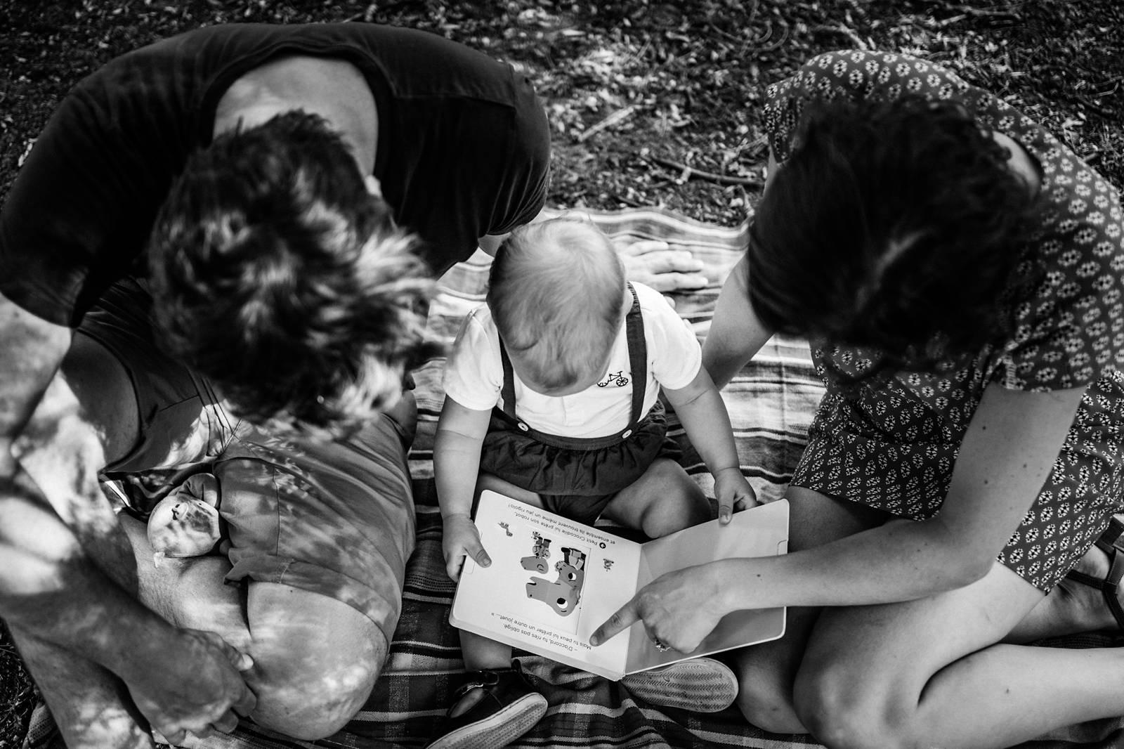 Les photos de famille joyeuses de la Famille C. au Parc Bordelais de Bordeaux. Un moment de jeux et d'interaction entre enfant et parents. Photographe Famille.
