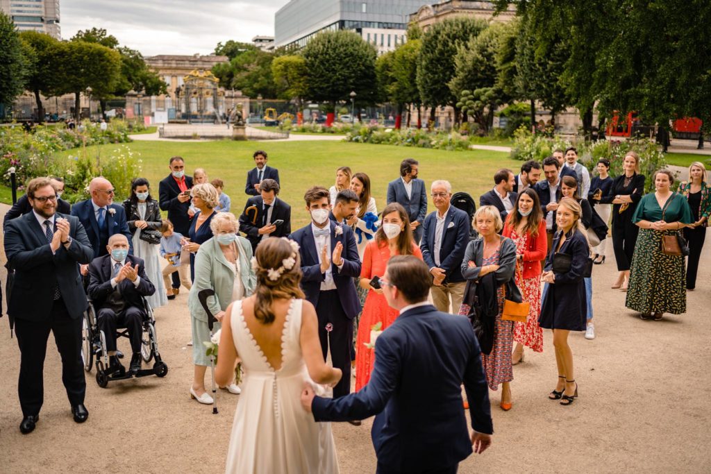 Le teaser du mariage civil non conventionnel de Marion et Julien dans le jardin à Bordeaux. Alexandre Roschewitz, photographe Mariage à Bordeaux.