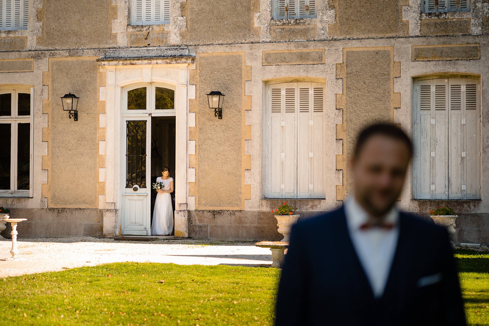 Reportage photos du mariage laïque de A+E au Domaine de Mauprié dans la Vienne, avec une belle météo automnale. Alexandre Roschewitz Photographies.