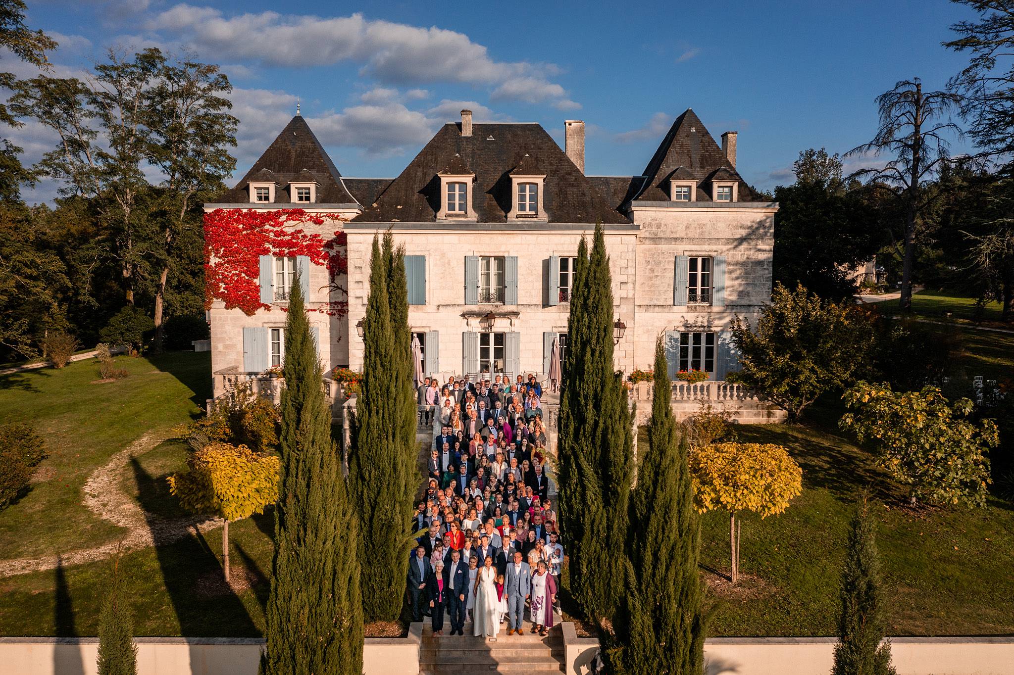 Photos du mariage laïque de S+T au Domaine de La Fauconnie en Dordogne, avec une belle famille recomposée. Un mariage plein d'amour en Dordogne.