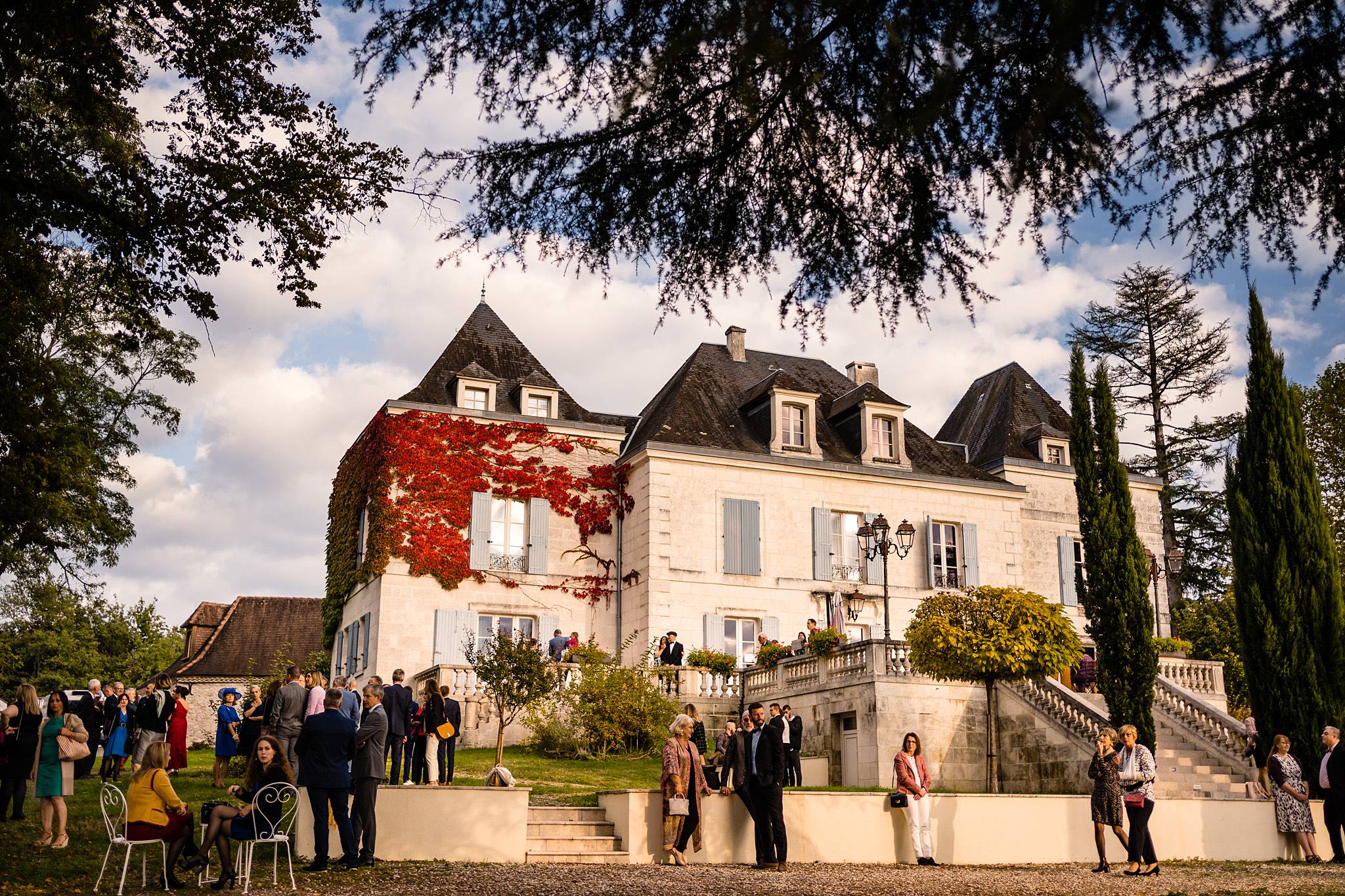 Photos du mariage laïque de S+T au Domaine de La Fauconnie en Dordogne, avec une belle famille recomposée. Un mariage plein d'amour en Dordogne.