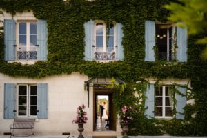 Photos du mariage laïque de C+M au Domaine de La Fauconnie en Dordogne, des préparatifs jusqu'à la soirée. Un mariage haut de gamme en Dordogne.
