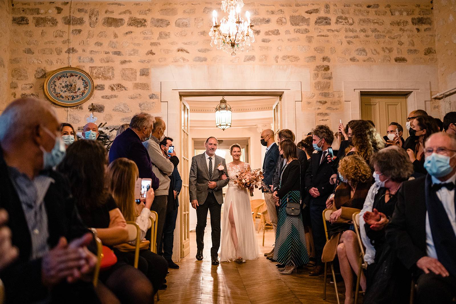 Photos du mariage laïque de C+P au Château de Pontarmé, avec une superbe décoration florale et un feu d'artifice. Un mariage haut de gamme dans l'Oise.