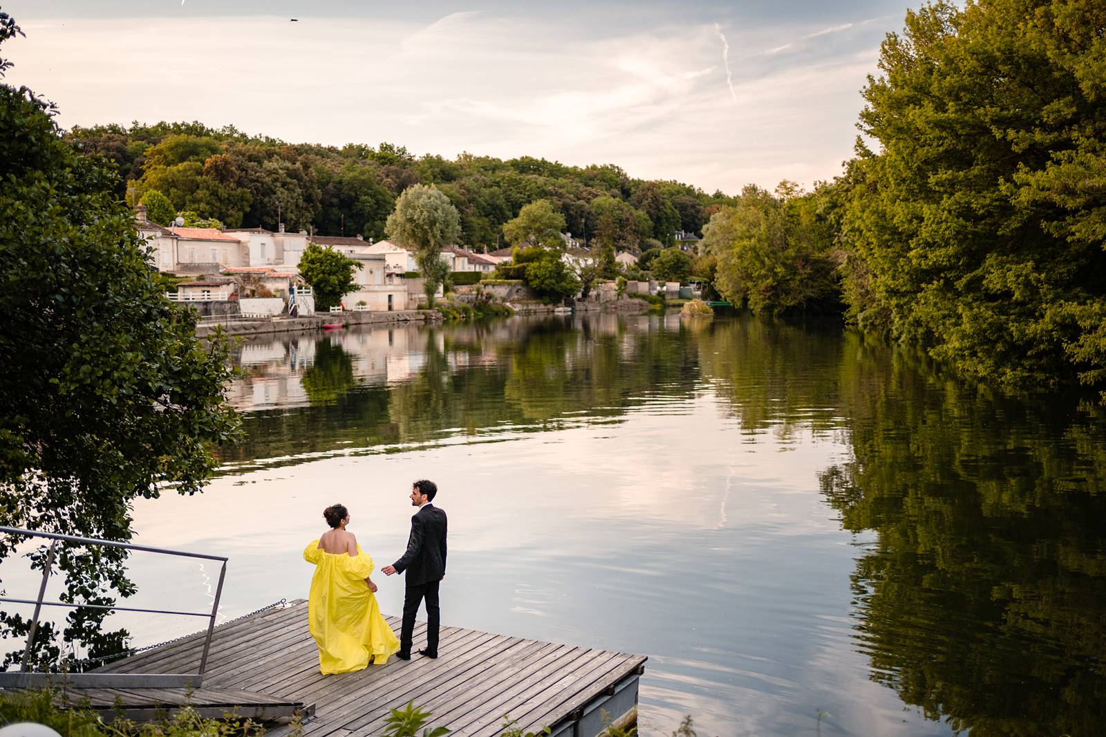 L'aperçu du mariage laïque original au Quai des Pontis en Charentes de Isabelle et Pierre. Alexandre Roschewitz, photographe mariage.