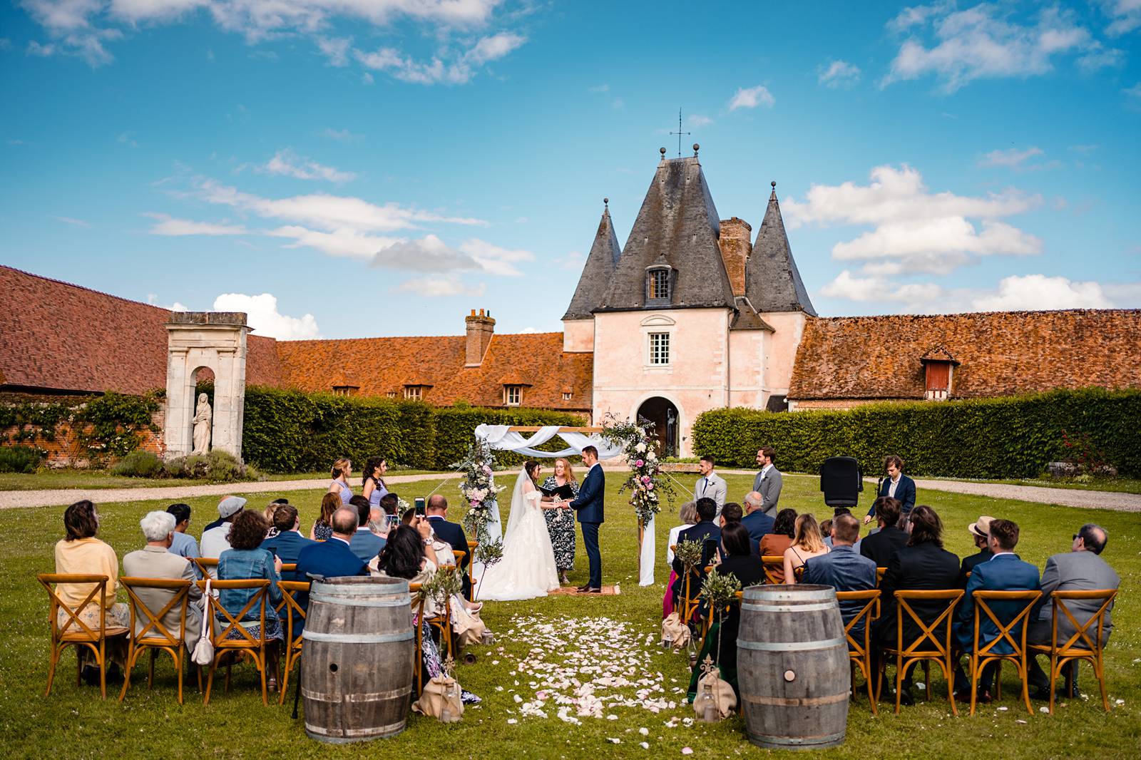 Un extrait du mariage franco-américain de S+C au Château de Bonnemare en Normandie. Une belle cérémonie laïque, un wedding planner au top !