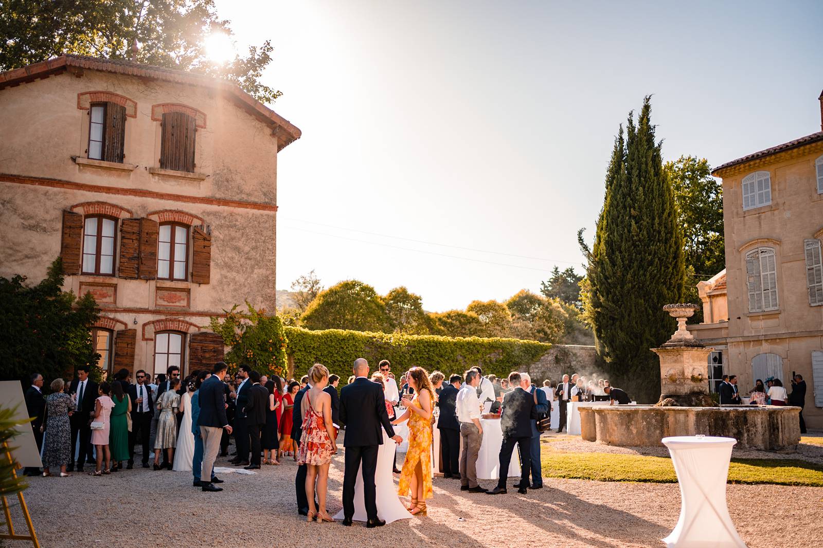 Un teaser du mariage religieux de Delphine et Edouard à Lourmarin puis au Château d'Arnajon en Provence sous tente. Alexandre Roschewitz, photographe mariage.