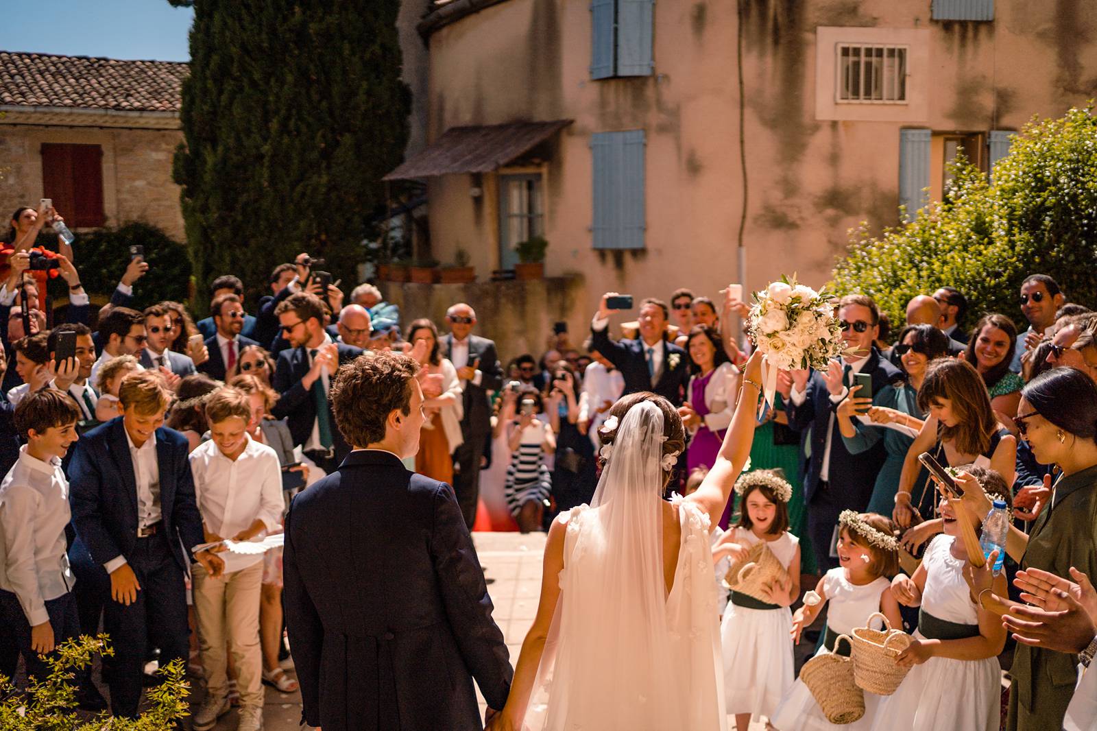 Un teaser du mariage religieux de Delphine et Edouard à Lourmarin puis au Château d'Arnajon en Provence sous tente. Alexandre Roschewitz, photographe mariage.