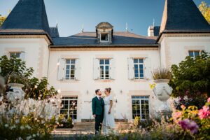 Un aperçu des photos du mariage en journée de Marion et Victor au Domaine de La Pinelais en Loire-Atlantique, avec une cérémonie religieuse proche de Nantes.