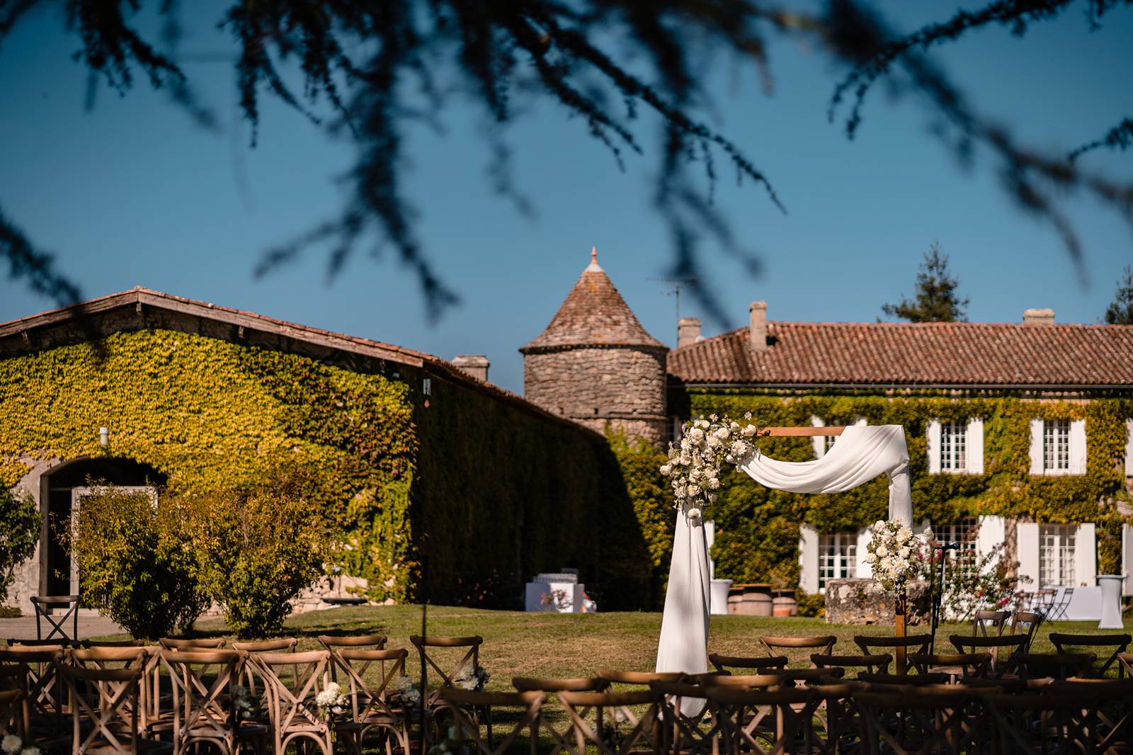 Mariage anglais au Château Lardier en Gironde, organisé par Pure Expression Events, avec une cérémonie laïque dans les jardins du chateau et un groupe live !