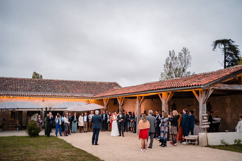 Le mariage au Château de Puyrigaud en Charente de Mathilde et Damien, avec une cérémonie laïque dans une grange et mon fameux photobooth ! Alexandre Roschewitz.