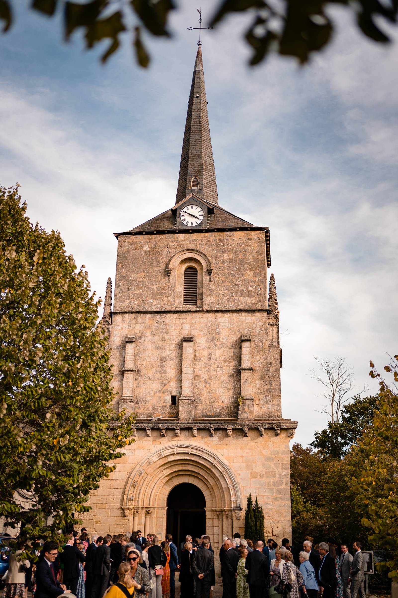 Un mariage au Château de La Ligne en automne à Lignan-de-Bordeaux, une messe à l'Eglise Saint-Martin et des photos de couple au coucher de soleil.