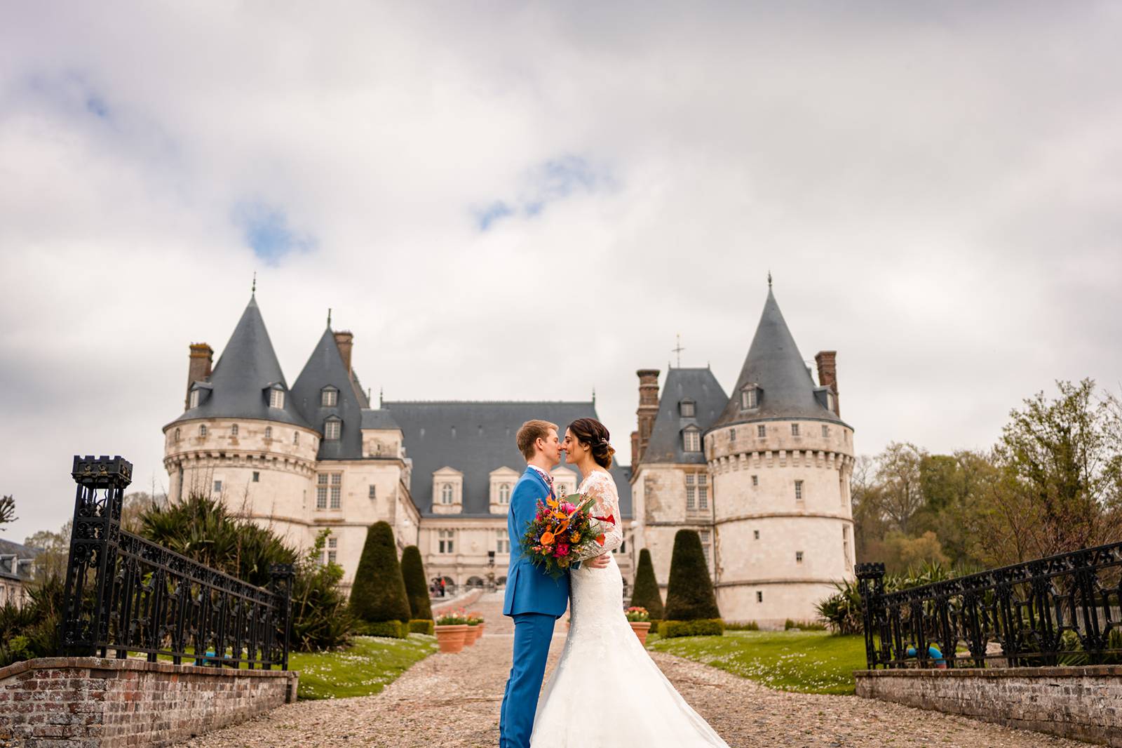 Mariage au Château de Mesnières en Normandie. Reportage photo mariage à Mesnières-en-bray et messe à l'église Saint-Pierre-et-Saint-Paul. Alexandre Roschewitz