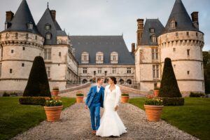 Mariage au Château de Mesnières en Normandie. Reportage photo mariage à Mesnières-en-bray et messe à l'église Saint-Pierre-et-Saint-Paul. Alexandre Roschewitz