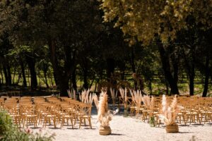 Mariage au Domaine de Valbonne en Provence Occitane. Mariage bohème chic.