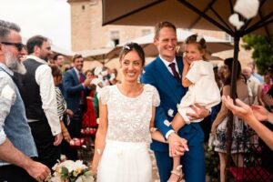 Mariage au Château Isabeau de Naujan Saint-Vincent-de-Pertignas. Cérémonie laïque dans la cours et réception sur la terrasse avec vue sur les vignobles bordelais.