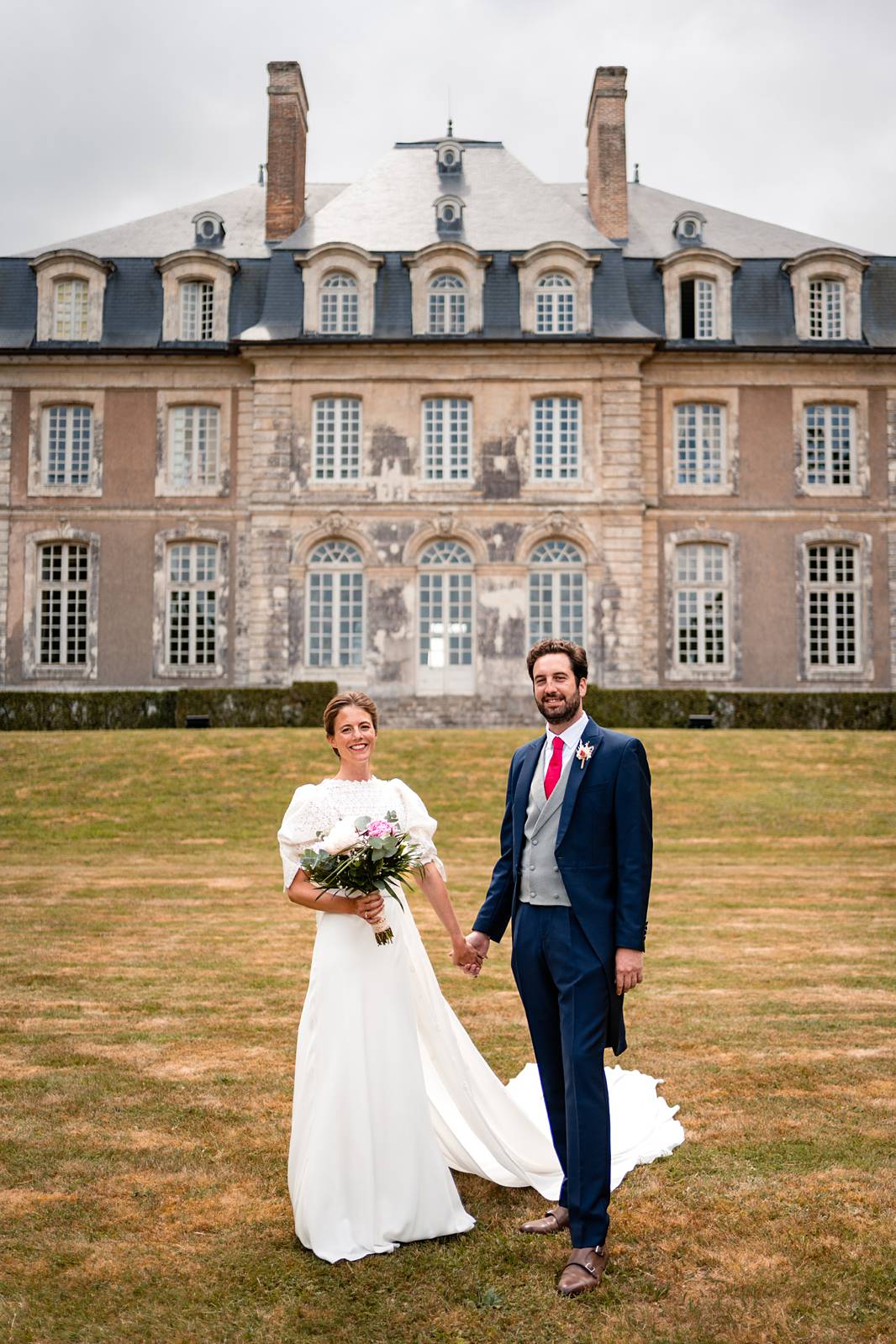 Mariage au Château de Reverseaux. Mariage religieux et vin d'honneur dans les jardins du Château. Alexandre Roschewitz, photographe mariage en Eure-et-Loir.