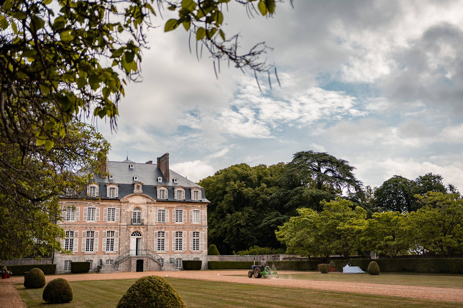 Mariage au Château de Reverseaux. Mariage religieux et vin d'honneur dans les jardins du Château. Alexandre Roschewitz, photographe mariage en Eure-et-Loir.