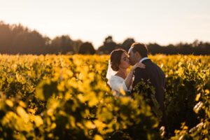 Mariage au Château Smith Haut Lafitte. Préparatifs aux Sources de Caudalie. Cérémonie protestante au Temple du Ha de Bordeaux. Photographe mariage Bordeaux.