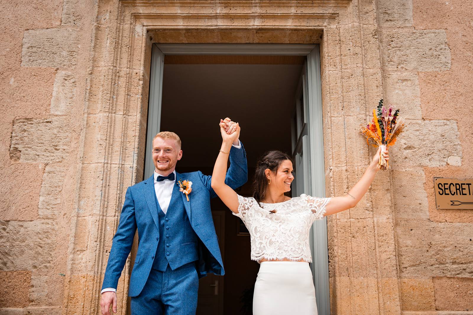 Mariage au Château Peller Laroque en Gironde. Mariage familial, religieux et authentique. Alexandre Roschewitz photographe mariage.