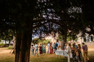Mariage au Château Peller Laroque en Gironde. Mariage familial, religieux et authentique. Alexandre Roschewitz photographe mariage.