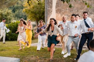 Mariage au Château Peller Laroque en Gironde. Mariage familial, religieux et authentique. Alexandre Roschewitz photographe mariage.