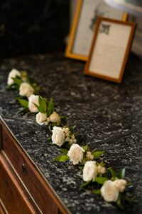 Mariage laïque au Château de Bonnemare en Normandie. Accessoires fleurs mariage. Alexandre Roschewitz photographe mariage.