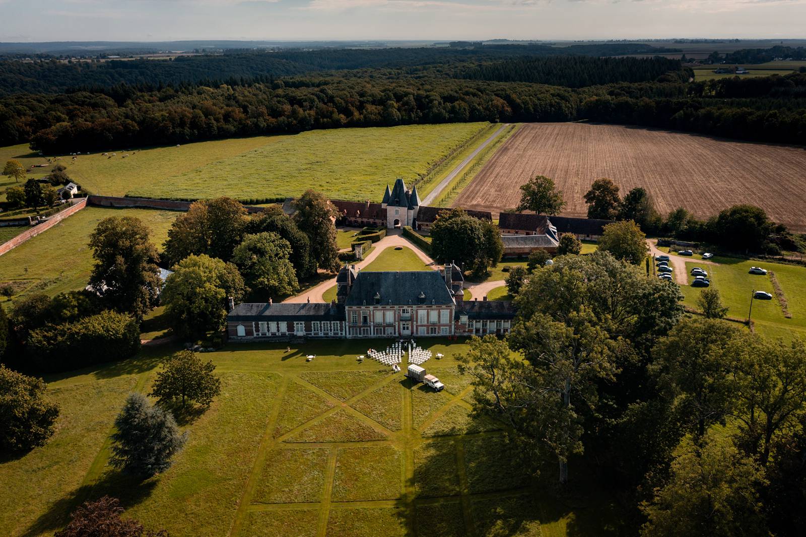 Mariage laïque au Château de Bonnemare en Normandie. Drone mariage. Alexandre Roschewitz photographe mariage.