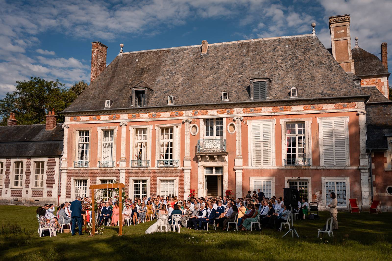 Mariage laïque au Château de Bonnemare en Normandie. Cérémonie laïque extérieure au château. Alexandre Roschewitz photographe mariage.