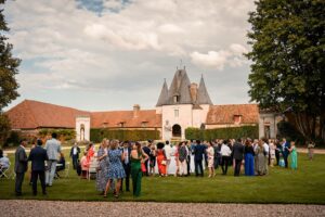 Mariage laïque au Château de Bonnemare en Normandie. Vin d'honneur au château. Alexandre Roschewitz photographe mariage.