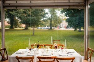 Mariage laïque au Château de Bonnemare en Normandie. Idée décoration salle de mariage. Alexandre Roschewitz photographe mariage.