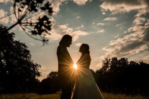 Mariage laïque au Château de Bonnemare en Normandie. Photos de couples naturelles au coucher de soleil. Alexandre Roschewitz photographe mariage.