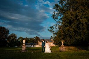 Mariage laïque au Château de Bonnemare en Normandie. Photos de couples naturelles au coucher de soleil. Alexandre Roschewitz photographe mariage.