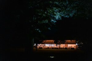 Mariage laïque au Château de Bonnemare en Normandie. Repas de mariage au château. Alexandre Roschewitz photographe mariage.