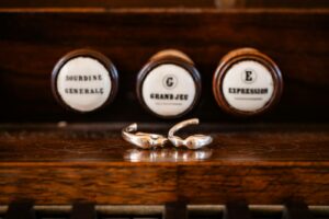 Mariage laïque au Château de Bonnemare en Normandie. Détails accessoires mariage. Alexandre Roschewitz photographe mariage.