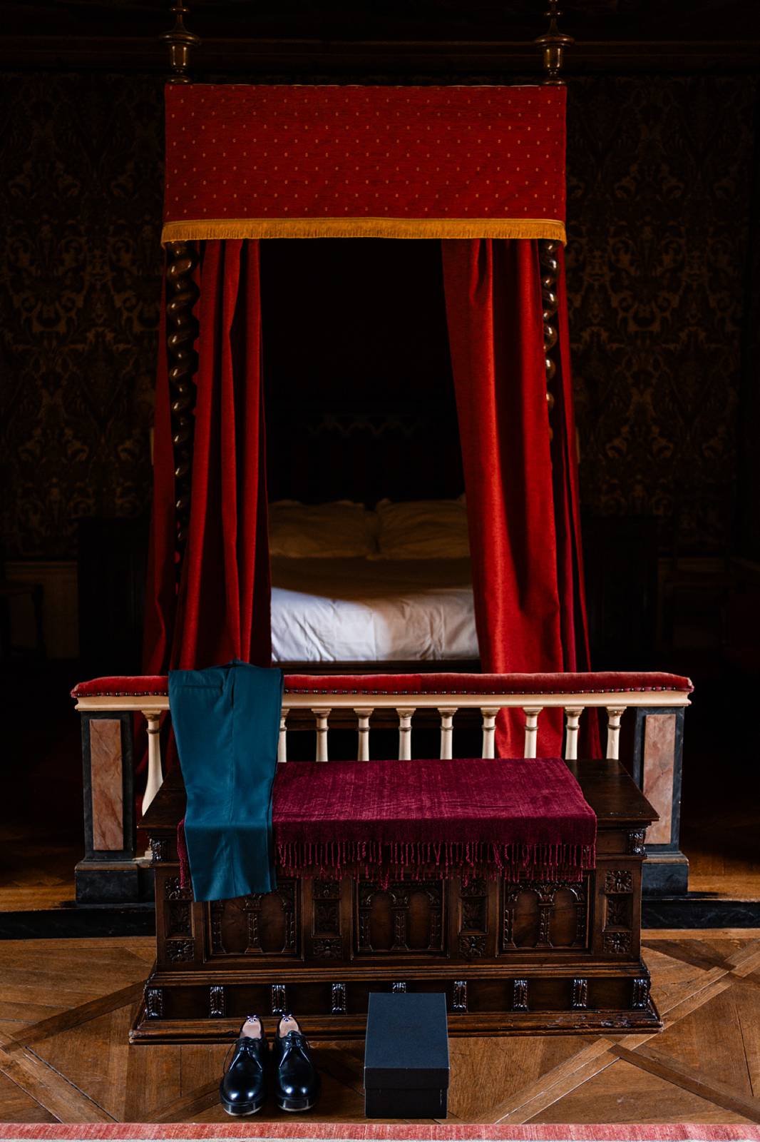 Mariage laïque au Château de Bonnemare en Normandie. Détails accessoires mariage. Alexandre Roschewitz photographe mariage.