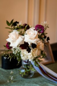 Mariage laïque au Château de Bonnemare en Normandie. Bouquet de fleurs mariage. Alexandre Roschewitz photographe mariage.
