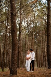 La séance photos de grossesse de Camille et Pierre-Quentin en forêt et sur la plage, au Porge, avant l'arrivée de leur petit garçon Mauro !