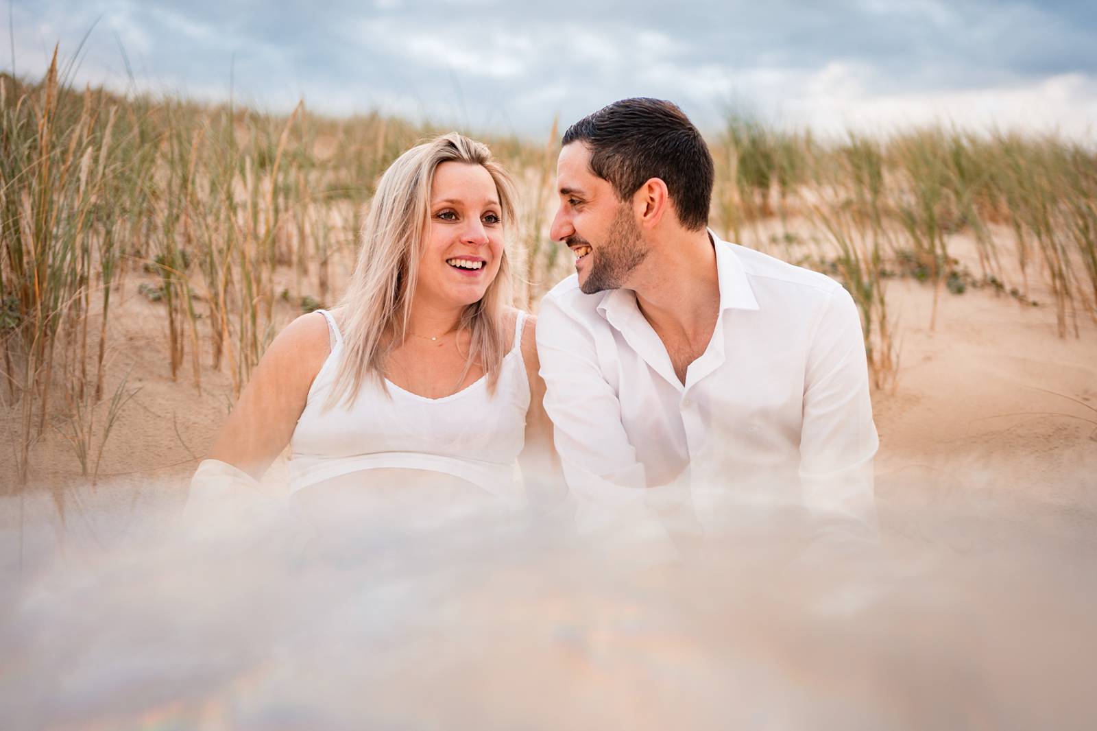 La séance photos de grossesse de Camille et Pierre-Quentin en forêt et sur la plage, au Porge, avant l'arrivée de leur petit garçon Mauro !