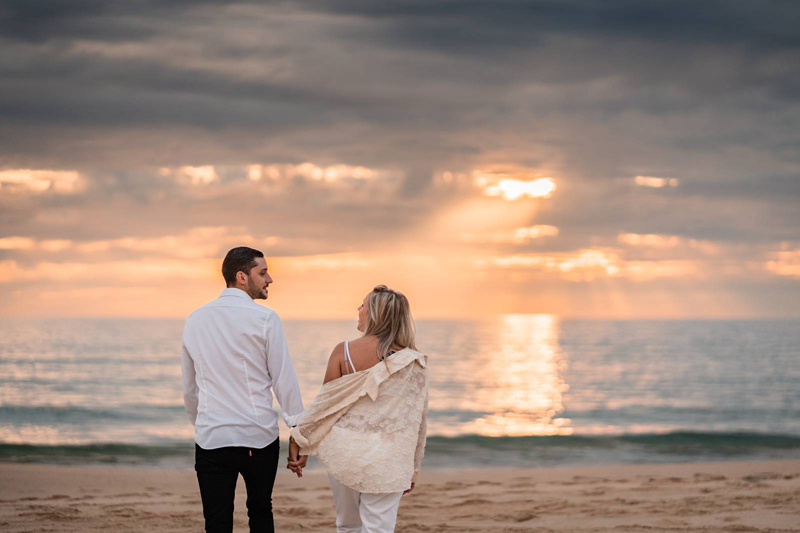 La séance photos de grossesse de Camille et Pierre-Quentin en forêt et sur la plage, au Porge, avant l'arrivée de leur petit garçon Mauro !