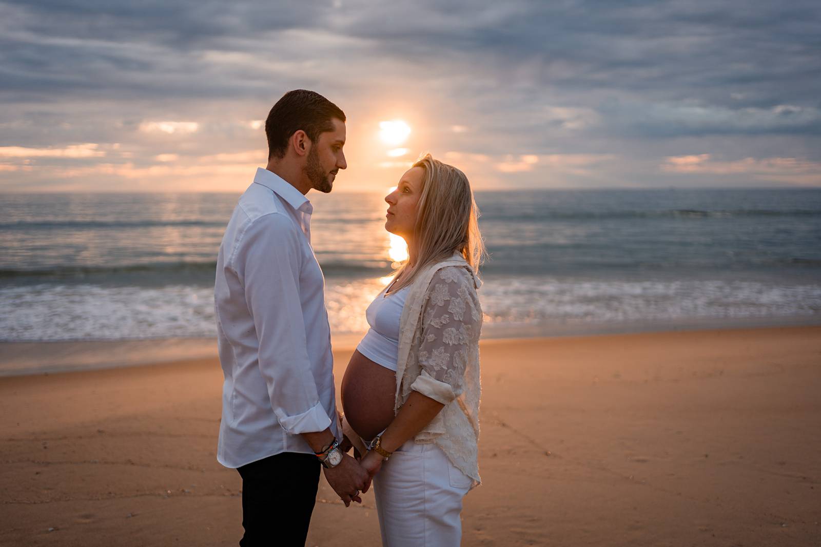 La séance photos de grossesse de Camille et Pierre-Quentin en forêt et sur la plage, au Porge, avant l'arrivée de leur petit garçon Mauro !